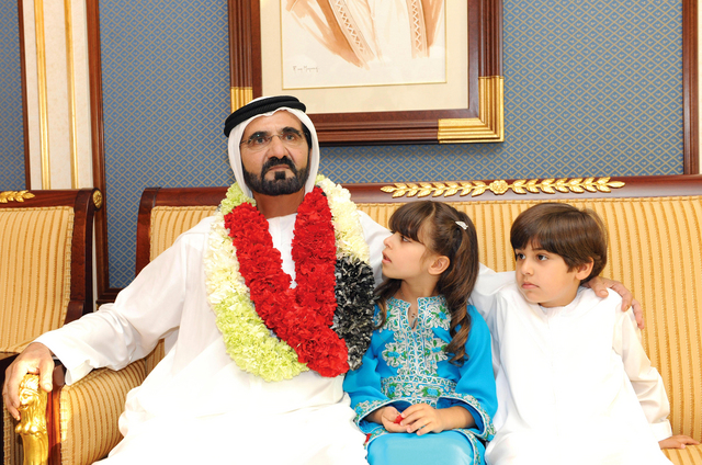 "محمد بن راشد يحتضن بحنان حفيديه محمد وفاطمة نجل وكريمة منصور بن زايد تصوير ـــ سيف محمد وعلي عيسى"