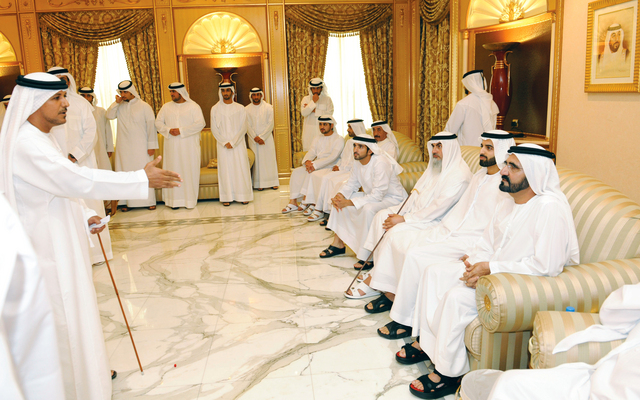 "محمد بن راشد وحمدان ومكتوم وأحمد بن محمد ومحمد بن سعود ومحمد بن حمدان آل نهيان وحشر بن مكتوم وعدد من الشيوخ يستمعون إلى قصائد المواطنين \t تصوير ـــ سيف محمد وعلي عيسى"