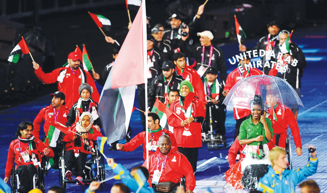 "بعثة الإمارات لحظة دخولها الملعب الأولمبي ومحمد خميس يحمل علم الدولة"