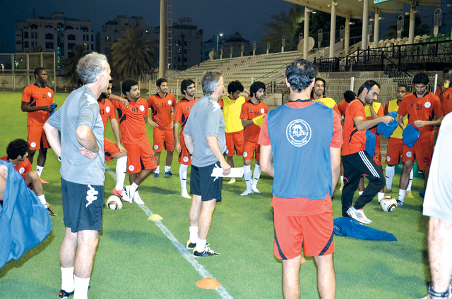 "حاجي مدرب الظفرة يتحدث إلي اللاعبين قبل التدريب \t البيان"