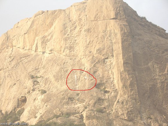 نيزك يرتطم بجبل " بعطان" في السعودية محدثاً دوياً هائلاً