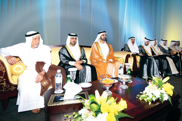 "محمد بن راشد ومكتوم وأحمد بن محمد وأحمد بن سعيد وراشد النعيمي وحسين لوتاه والعريس ووالده خلال الحفل\tتصوير - خليفة اليوسف"