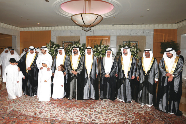 "محمد بن راشد في لقطة تذكارية خلال الحفل بحضور حمدان ومكتوم وأحمد بن محمد وأحمد بن سعيد والعريس وأشقائه\t تصوير: محمد شاهين"