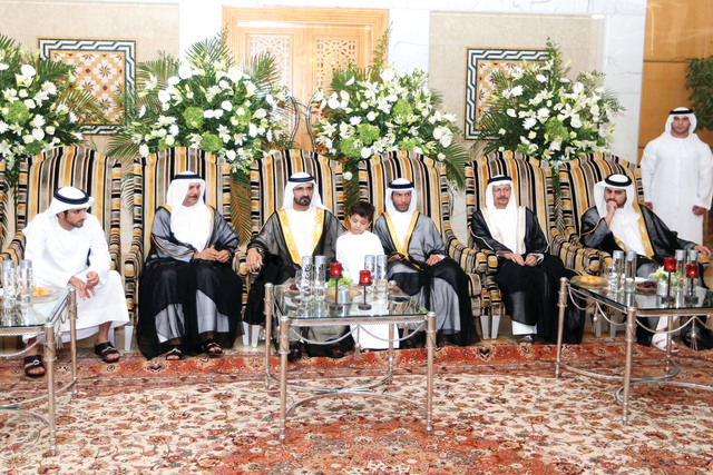 "محمد بن راشد خلال الحفل بحضور حمدان ومكتوم بن محمد والعريس وأشقائه"