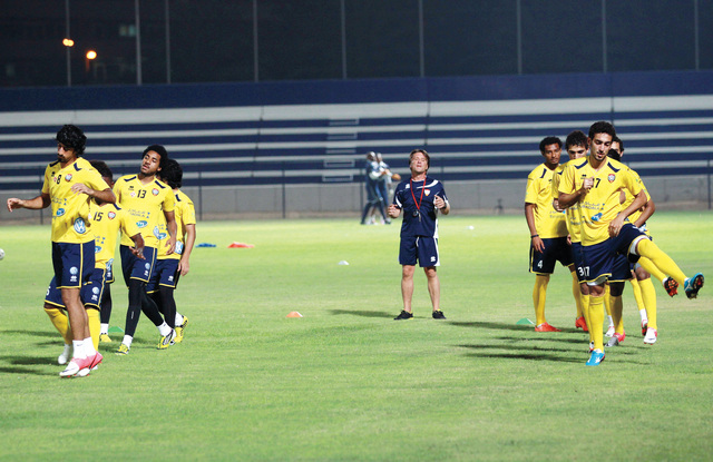 "جانب من آخر تحضيرات منتخبنا باستاد حميد الطاير بنادي النصر \t\tتصوير: سالم خميس"