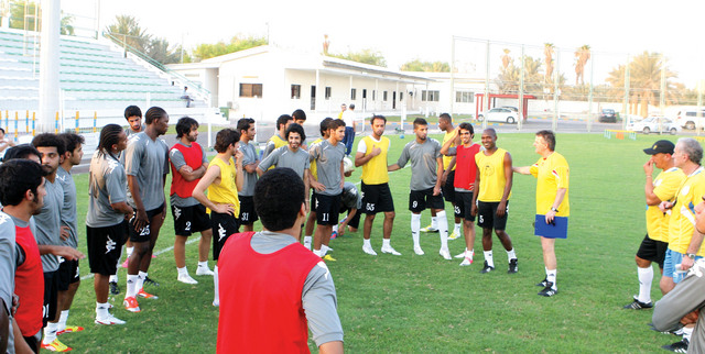 "حاجي يتحدث إلى اللاعبين قبل التدريبات \t من المصدر"