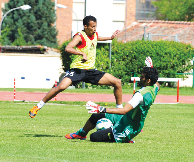 "خالد عبد الرحمن فرض نفسه على صفوف العين ويحلم بالانضمام إلى المنتخب الوطني \t من المصدر"