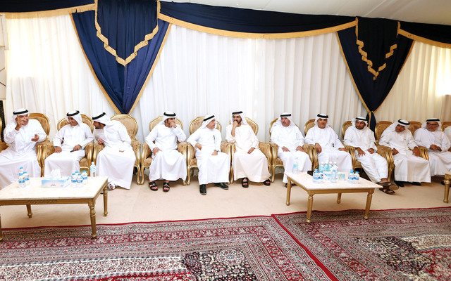 "محمد بن راشد يقدم واجب العزاء إلى أسرة المرحوم سعيد عبدالله بن ثاني بحضور حمدان وأحمد بن محمد وسعيد آل مكتوم وأنور قرقاش ومصبح الفتان \tتصوير خليفة اليوسف"