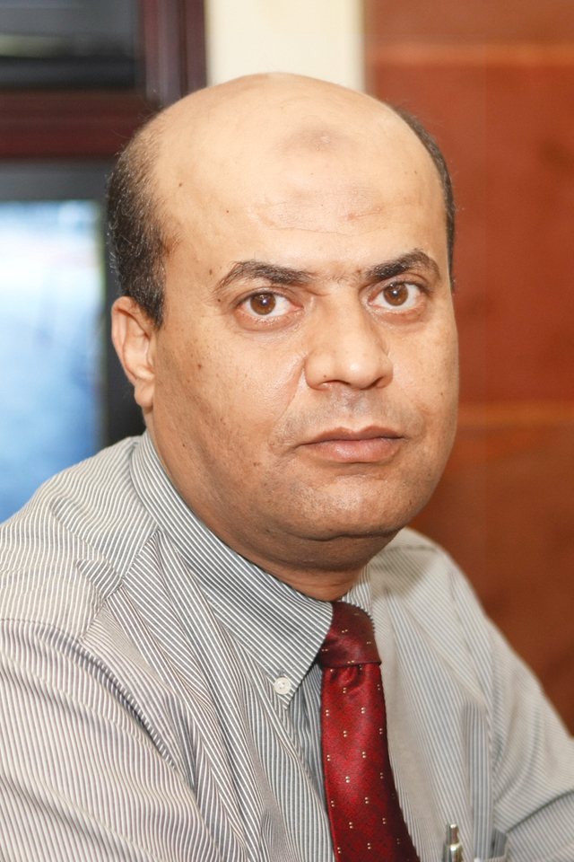 "عبدالكريم الأسطل: مكتبات تبيع حقائب موجودة في مراكز التسوق بسعر أعلى مستغلة ضعف الرقابة"