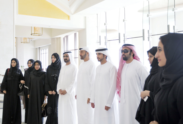 "محمد بن راشد ومحمد بن زايد وحمدان بن محمد وطحنون بن زايد في لقطة تذكارية مع عدد من فتيات الوطن"