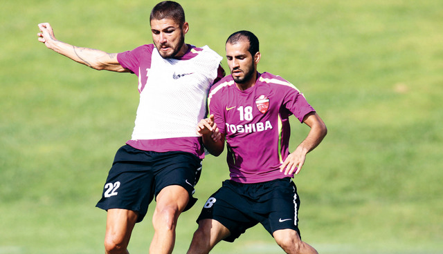 "يوسف محمد (يسار) مستمر مع الأهلي للموسم الثاني \tالبيان"