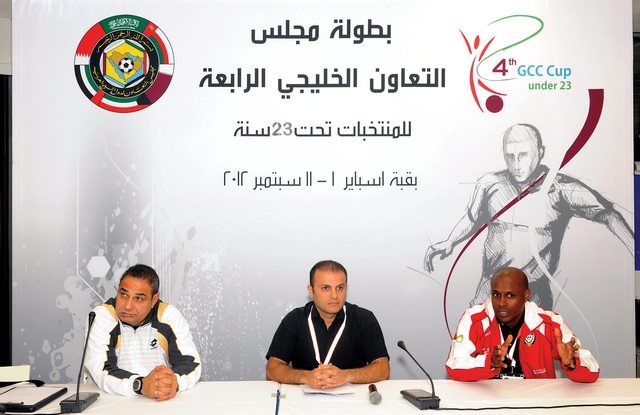 "خلال المؤتمر الصحفي لمدربي الفريقين"