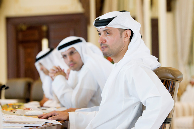 "هزاع بن زايد خلال الاجتماع"