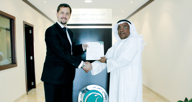 "مدير نادي الشباب ومسؤول \"كابا\" يتبادلان عقد الشراكة\tمن المصدر"