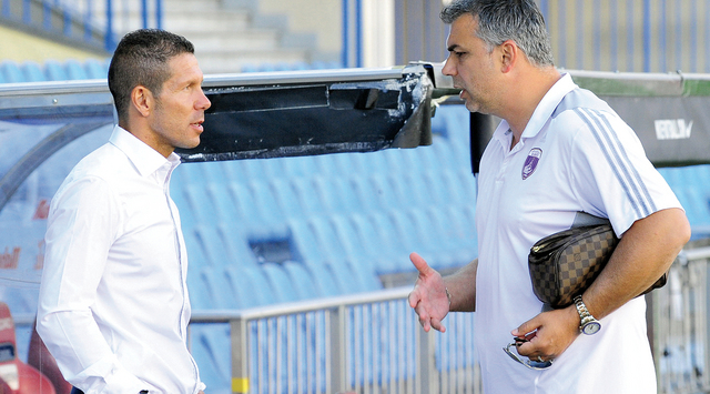 "كوزمين في حوار مع دييغو سيميوني مدرب أتلتيكو   \tمن المصدر"