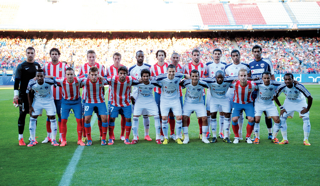 "الفريقان في لقطة تذكارية قبل المواجهة التاريخية"