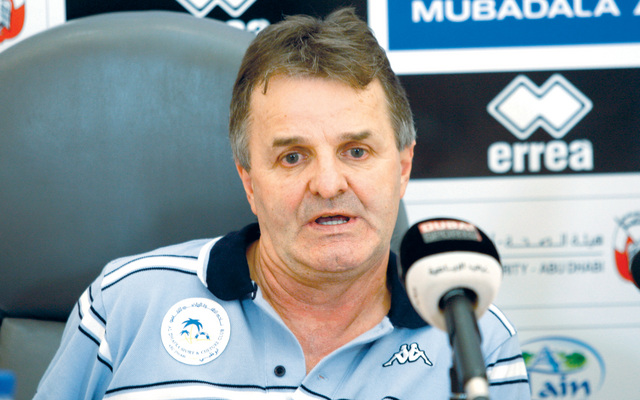 "البوسني جمال حاجي يتحدث في المؤتمر الصحافي"