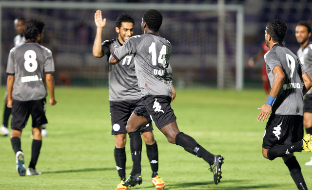 "ديانيه الظفرة يحتفل مع زملائه بهدفه في مرمى الشارقة\t     تصوير: ناصر بابو"