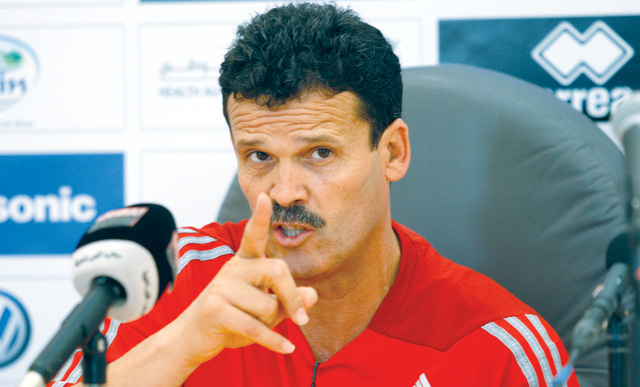 "التونسي رضا أساس يتحدث في المؤتمر الصحافي"