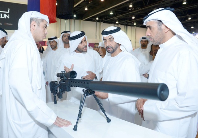 ".. وسموه يطالع بندقية معروضة في أحد الاجنحة"