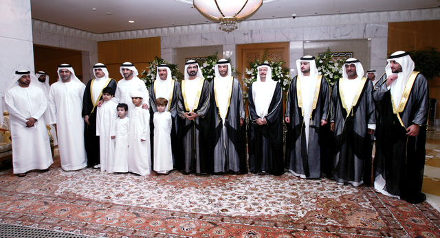"محمد بن راشد وحمدان بن محمد ومكتوم بن محمد وأحمد بن سعيد وأحمد بن محمد في لقطة تذكارية مع العريس وأهله \tتصوير: اكسفير ويلسون"