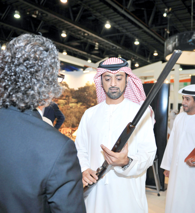 "عمار النعيمي يتفقد بندقية صيد"