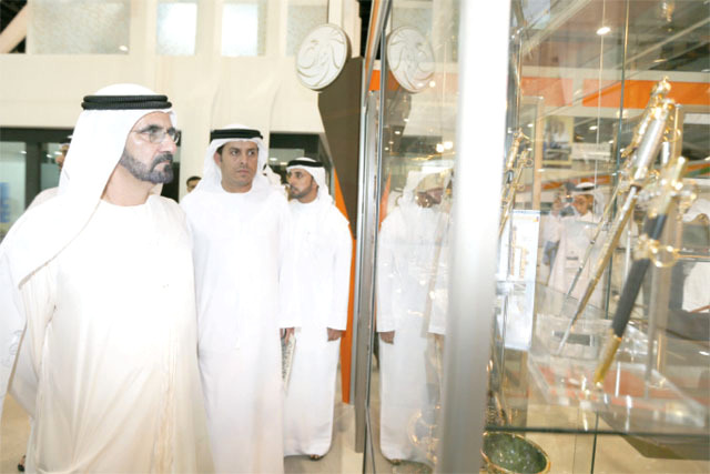 "نائب رئيس الدولة يطالع سيوفاً مذهبة"