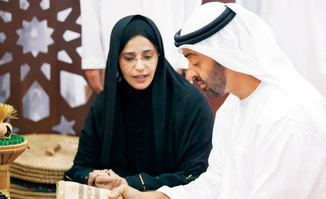 ".. وسموه يستمع إلى شرح عن المعرض"
