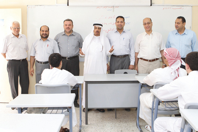 "أعضاء الهيئة التدريسية في دبي يحيون الطلبة في بداية العام"