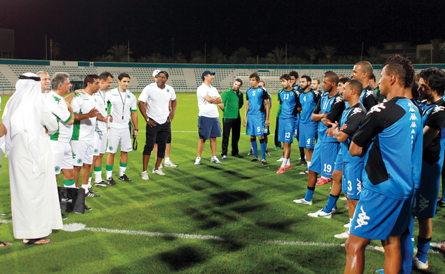 "لاعبو الشباب يستمعون لتعليمات الجهاز الفني\t\tالبيان"