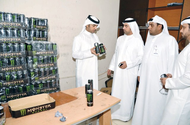 "المرزوقي والشامسي خلال ضبط المستودع"