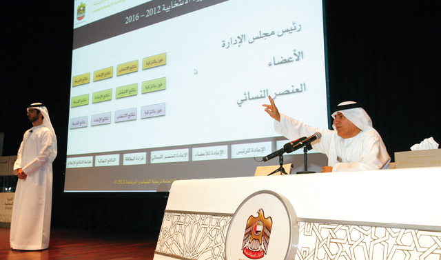 "عبد الملك يقدم شرحا للنظام الجديد بحضور سعيد محيوه \t\tتصوير مصطفى الاميري"