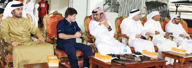 "عمار النعيمي وراشد النعيمي خلال زيارتهما لتفقد سير إعداد الفريق"