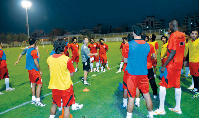 "البوسني حاجي يتحدث للاعبين قبل التدريب\t من المصدر"