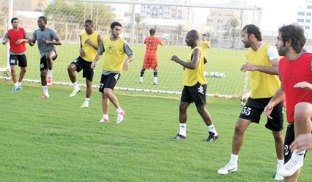 "جانب من تدريبات الظفرة استعداداً لمباراته مع الشعب \t البيان"