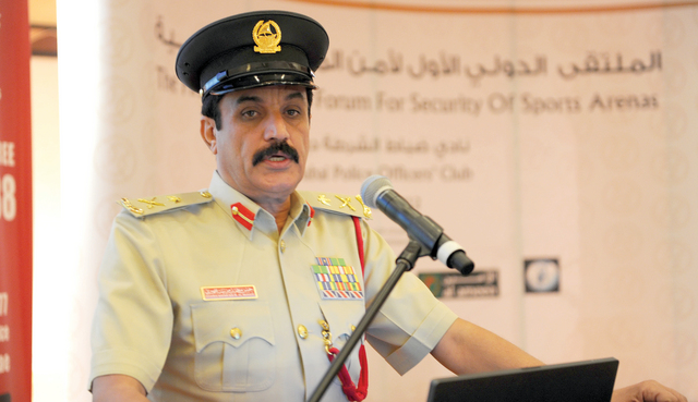"خميس مطر المزينة متحدثا في الملتقى"