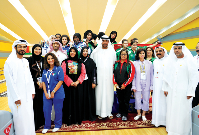 "اللجنة المنظمة مع الفرق الثلاثة الأولى لمسابقة الفرق للبولينغ \tتصوير - أشرف العمرة"