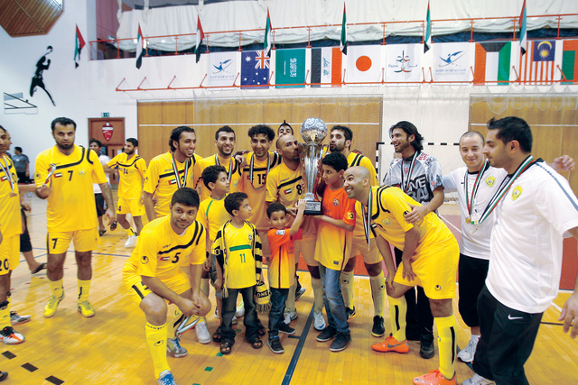 "الأبطال يحتفلون بالكأس"