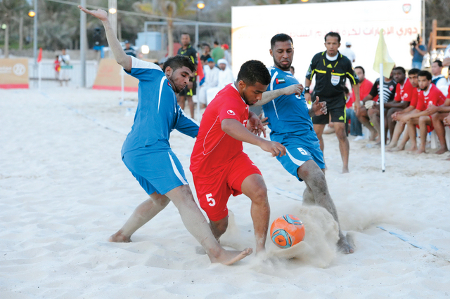 "جانب من منافسات دوري كرة القدم الشاطئية"