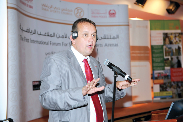 "الفرنسي ريتشاردز أولزيفسكي يتحدث للحضور \t من المصدر"