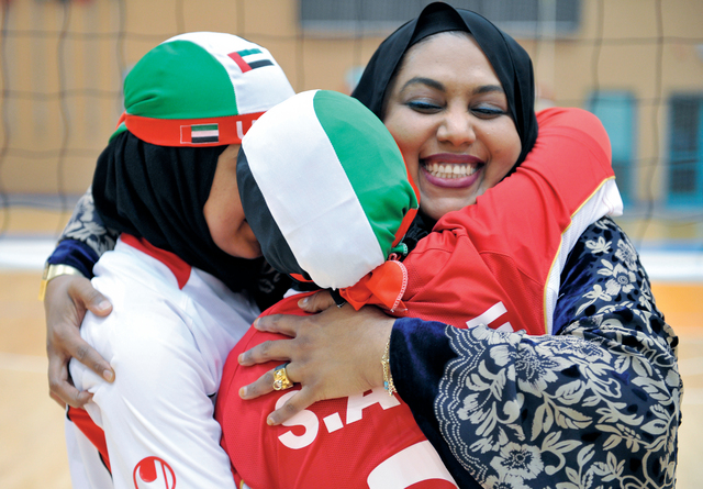 "حمدة الشامسي تحتفل مع لاعبات منتخب الطائرة بالبرونزية"
