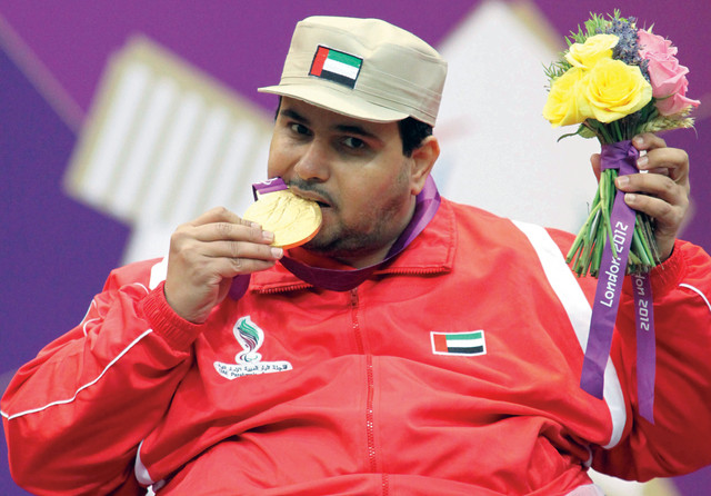 "بطلنا الذهبي عبدالله العرياني يعانق الذهب"