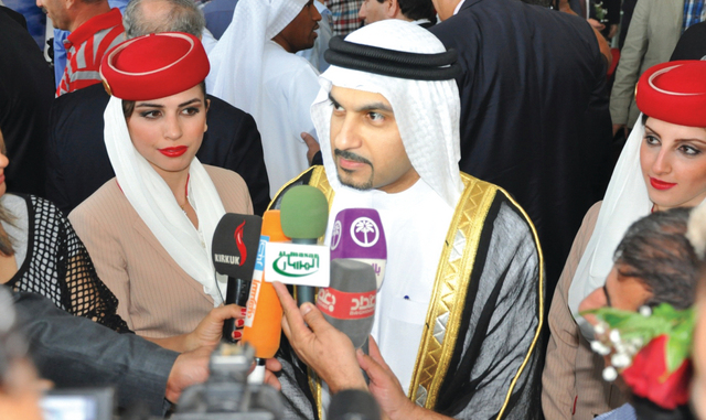 "المعلا يتحدث إلى ممثلي وسائل الإعلام لدى وصول الرحلة إلى أربيل"