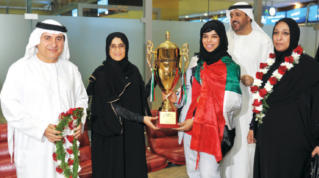 "منتخب البولينغ للبنات الذهبي يسلم كأس المركز الأول إلى خولة المعلا"