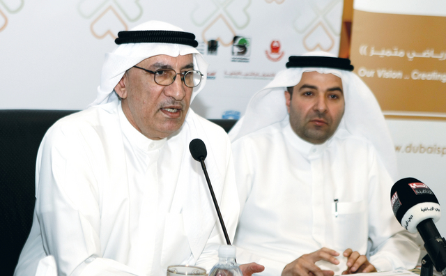 "ناصر آل رحمة وحمزة عباس خلال المؤتمر الصحافي\t تصوير - خالد نوفل"