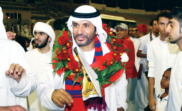 "فرحة مشجعي نادي الشعب لحظة وصولهم لمقر النادي\t تصوير ــ يونس يونس"