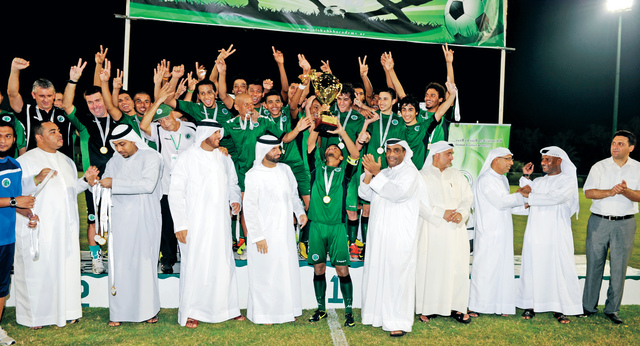 "من مراسم تتويج الفرق الفائزة في الدورة \t من المصدر"