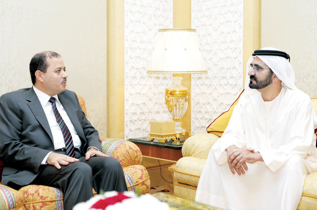 "محمد بن راشد خلال استقباله وزير الإعلام المصري \t تصوير: خليفة اليوسف"