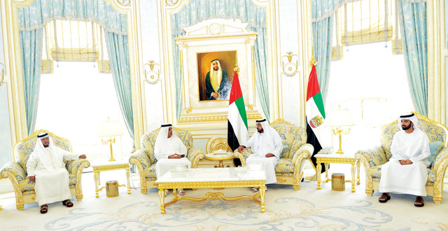 "خليفة لدى استقباله سعود بن صقر بحضور سلطان بن زايد ومحمد بن سعود \t وام"