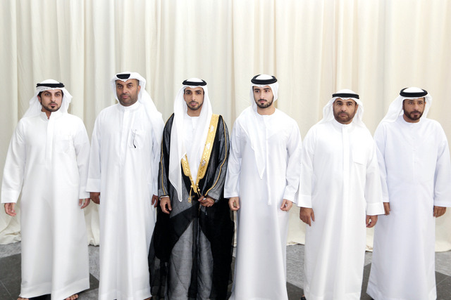 "ماجد بن محمد يتوسط العريس والسبوسي وسلطان بن هلال وعدد من المدعوين"